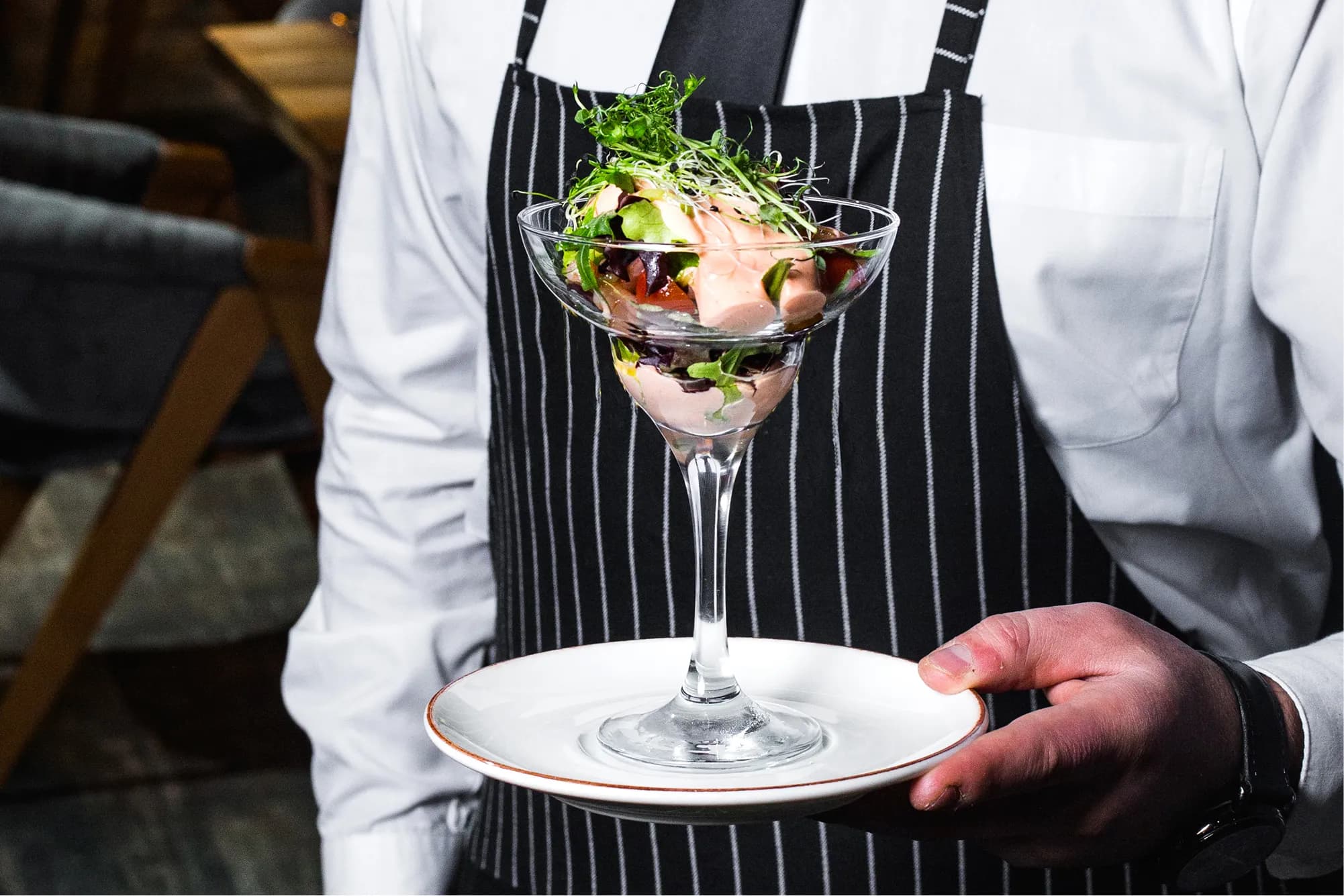 /images/tableService/chef-presents-salad-glass.webp image